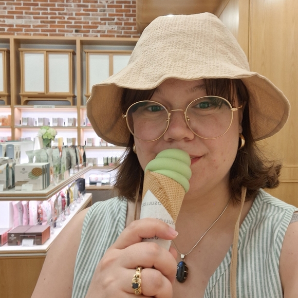 Meet your Posher, Jeanne - Picture 2 of 2